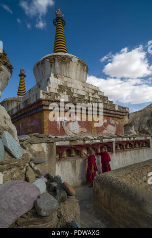 LADAKH, Indien - 6. Mai'2015: Lillte tibetische Mönche vor dem Kloster im Tempel, stehen. Dieser Tempel ist einer der heiligsten Plätze im Tibetischen Stockfoto