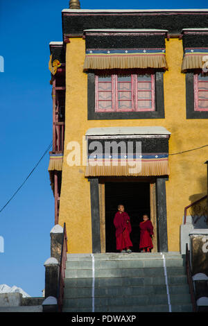 LADAKH, Indien - 6. Mai'2015: Lillte tibetische Mönche vor dem Kloster im Tempel, stehen. Dieser Tempel ist einer der heiligsten Plätze im Tibetischen Stockfoto