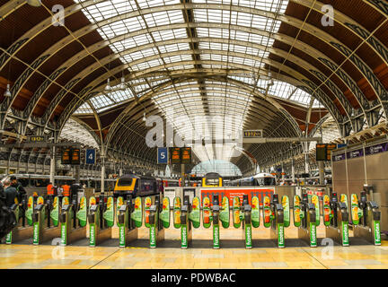 Weitwinkelaufnahme der automatischen ticket Barrieren auf dem Zusammentreffen am Londoner Bahnhof Paddington entfernt. Stockfoto