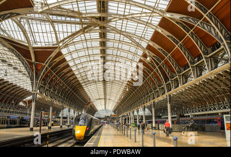 Weitwinkelaufnahme der Plattformen in London Paddington Bahnhof unter der gewölbten Dach.. Stockfoto