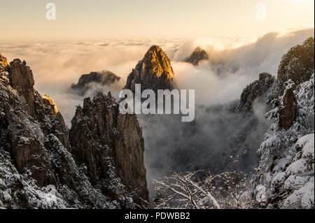 Schönen Morgen Landschaft des Huangshan Berg auf den ersten Schnee, der südlichen Provinz Anhui, China Stockfoto