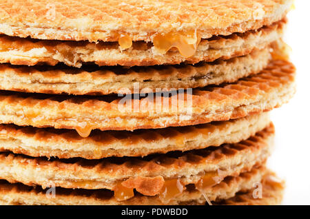 Stapel von stroopwafel oder Karamell gefüllte traditionellen holländischen Waffeln auf einem weißen Hintergrund isoliert Stockfoto