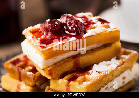 Wiener Wafer mit Beeren Marmelade, leckeres und gesundes Frühstück Stockfoto