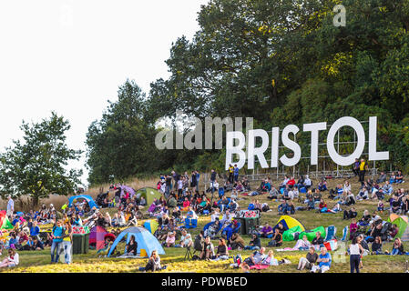 Bristol. Schriftzug an der Bristol International Balloon Fiesta. Masse. Publikum. Menschen. Damm. Menschenmassen, Zelte Stockfoto