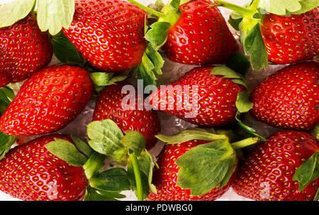 Heller Hintergrund mit frischen roten saftigen Erdbeeren closeup Stockfoto