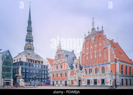 Riga Schwarzhäupterhaus und Statue des Heiligen Roland in der Dämmerung Stockfoto