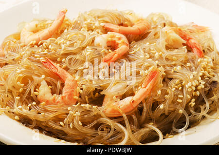 Сellophane Nudeln oder Thai vermicelli Wokgemüse mit Garnelen und Gemüse Stockfoto