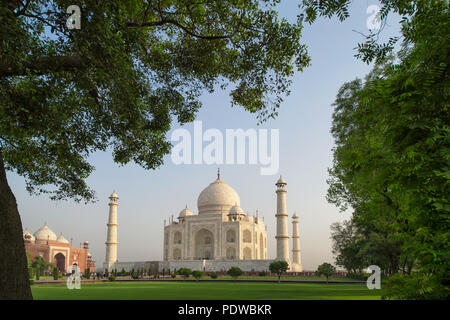 Schöne Landschaft des Taj Mahal von Norden über den Yamuna-fluss bei Sonnenuntergang Stockfoto