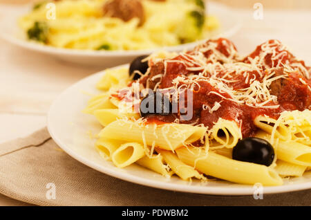 Spaghetti Nudeln mit Hackfleischbällchen, Parmesan und Tomatensauce auf einem Holztisch Stockfoto