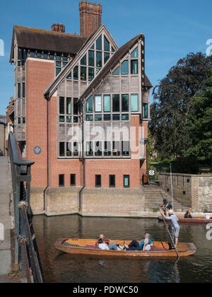 Touristen in einem Punt der Jerwood Bibliothek auf dem Fluss Cam in Cambridge Stockfoto