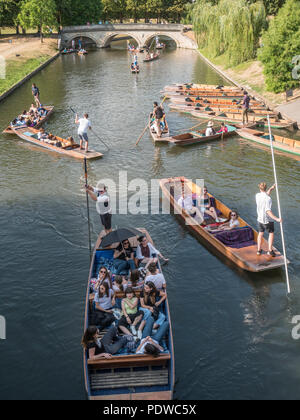 Touristen in Stocherkähnen auf dem Fluss Cam in Cambridge Stockfoto