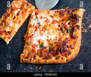 Quadratische Scheiben köstliche italienische Pizza Margarita an Bord mit Schneidevorrichtung Stockfoto
