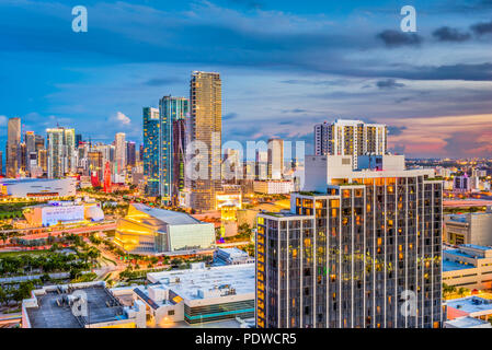 Miami, Florida, USA Antenne die Skyline in der Dämmerung. Stockfoto