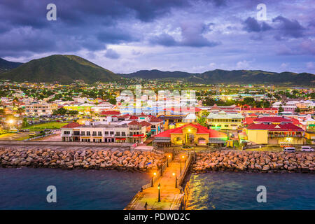Basseterre, St. Kitts und Nevis Stadt Skyline am Hafen. Stockfoto