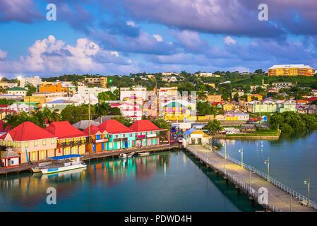 St. John's, Antigua und Barbuda Stadtbild über Redcliffe Quay in der Abenddämmerung. Stockfoto