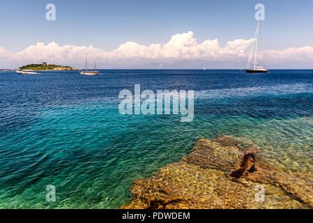 Segelboot und eine kleine Insel im Ionischen Meer in Griechenland Stockfoto