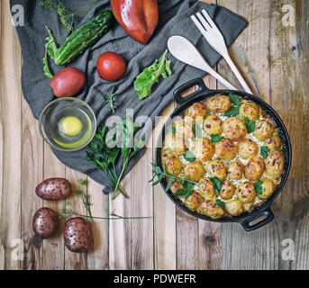 Prinz: Kartoffeln: im Ofen gebacken junge Kartoffeln mit Quark. Essen mit Gemüse. Russische Küche. Stockfoto