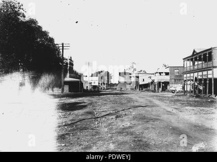 221 StateLibQld 1 138595 nach Osten entlang Drummond Street, Clermont, nach der Flut 1916 Stockfoto