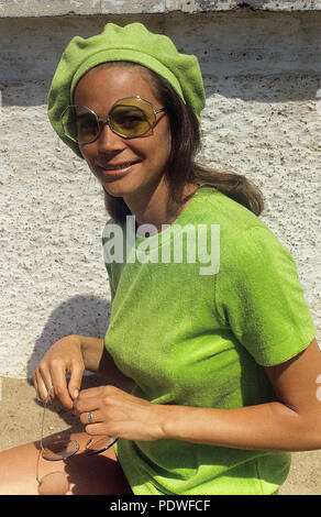 60er Jahre Brille. Sommer 69. Die junge weibliche Mode Model trägt 1969 Jahre Modell von Sonnenbrillen und Mode. 1969 ref CV 26-2 Stockfoto