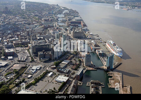 Luftaufnahme der Harbour Front und Princes Dock, Liverpool, Merseyside, UK Stockfoto