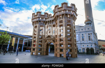 Ein Karton Erholung von Liverpool Burg, die aus dem frühen 13. Jahrhundert bis zum Anfang des 18. Jahrhunderts standen, geht auf Anzeige in der Williamson Square, Liverpool. Als Teil des französischen Künstlers Olivier Grossetete's Lost Burgen Kunstprojekt, sechs verzierten Strukturen haben rund um die Stadt Region mit nichts mehr als Kartons und reichlich Klebeband gebaut worden. Stockfoto