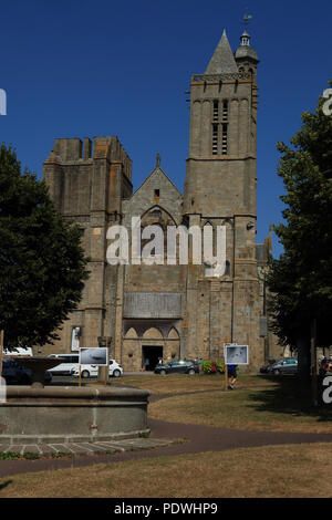 Fassade der Kathedrale Saint Samson in Place de la Cathedrale, Dol de Bretagne, Ille et Vilaine, Bretagne, Frankreich Stockfoto