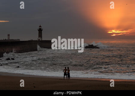 Porto, Portugal - November 21, 2014: Herbst Sonnenuntergang in Praia da Luz (Strand), in der Nähe der Mündung des Flusses Douro Stockfoto