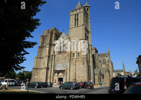 Fassade der Kathedrale Saint Samson in Place de la Cathedrale, Dol de Bretagne, Ille et Vilaine, Bretagne, Frankreich Stockfoto