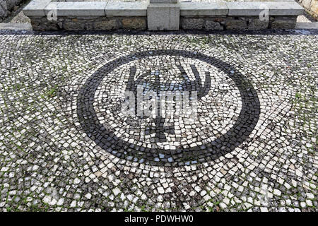 Teil der Hinterhof einer nördlichen Kirche in Portugal mit christlichen Symbolen. Portugiesische Pflaster Stil, ein traditionelles Pflaster in pedestri verwendet Stockfoto