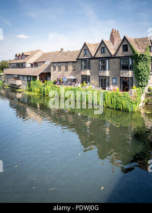 Die Terrasse am Fluß Cafe auf dem großen Fluss Ouse St Ives Cambridgeshire UK an einem sonnigen Sommertag Stockfoto