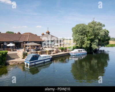 Die Dolphin Hotel am Fluss Great Ouse, St Ives, Cambrudgeshire UK, mit Vergnügen Boote neben der Terrasse Stockfoto