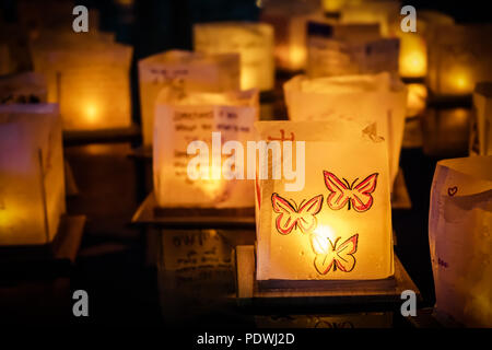 Eine Ostküste Laternenfest mit persönlichen inspirierende Botschaften schwimmend auf dem Wasser. Stockfoto