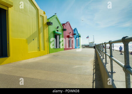 Die bunten Einrichtungen entlang der zentralen Strandpromenade in Prestatyn, North Wales, UK. Während der Sommerhitze, 2018 übernommen. Gut für den Tourismus Themen Stockfoto