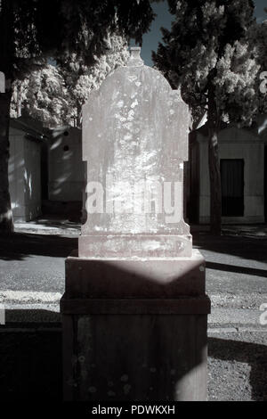 Alte europäische Friedhof Grabstein. Ir-Filter verwendet. Stockfoto