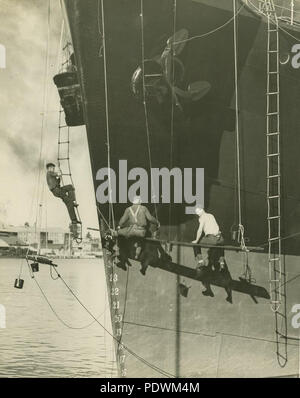 256 StateLibQld 1 251112 Malerarbeiten Maler arbeiten an den Bug des Barossa Valley, während im Hafen von Brisbane. Stockfoto