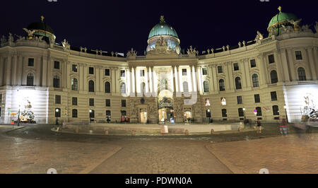 Ansicht der Hofburg bei Nacht beleuchtet, die Hofburg der Habsburger, von michaelerplatz Wien, Österreich Stockfoto