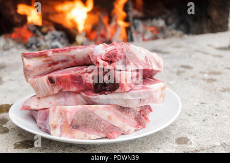 Rohe Steaks fiorentina - Stil, typisch für die Toskana, Italien, bereit, in einem Holzofen gekocht zu werden Stockfoto