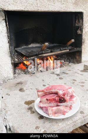 Rohe Steaks fiorentina - Stil, typisch für die Toskana, Italien, bereit, in einem Holzofen gekocht zu werden Stockfoto