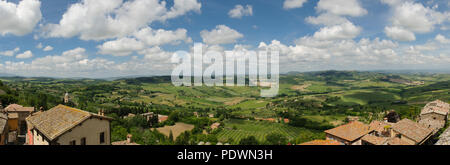 Panoramablick auf die typische toskanische Landschaft aus Montepulciano, Toskana, Italien, Europa Stockfoto