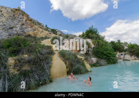 BAGNO VIGNONI - ITALIEN - ca. 2014: Personen, die einen natürlichen Pool mit Thermalwasser in Bagno Vignoni, Toskana, Italien, Europa Stockfoto