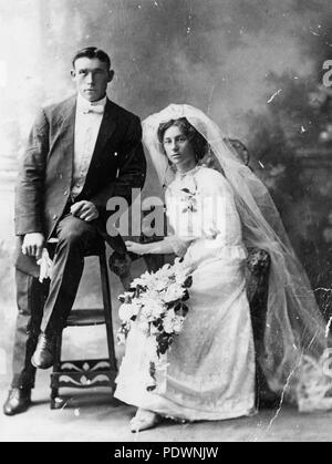 272 StateLibQld 1 74701 Bridal Studie von Herrn und Frau Benjamin Bauer, 1914 Stockfoto