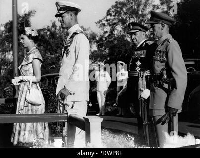 278 StateLibQld 1 99060 Königin Elizabeth II. und Prinz Philip, Herzog von Edinburgh, Ankunft im Government House, Brisbane, 1954 Stockfoto