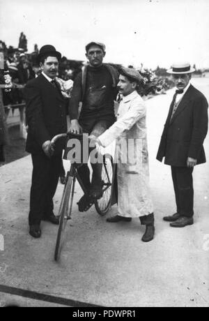 253 Parc des Princes 31-7 arrivée-1910 du Tour de France François Faber à son Arrivée Stockfoto