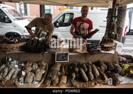 Eine Auswahl an lokal produzierten Korsische Wurst, Würstchen und geräuchertem Port auf Verkauf an ein Open-air-Markt in der Rue Marechal in der alten genuesischen quarte Stockfoto