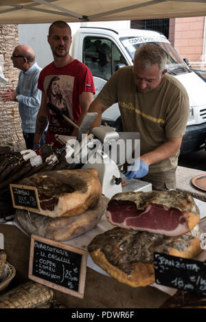 Eine Auswahl an lokal produzierten Korsische Wurst, Würstchen und geräuchertem Port auf Verkauf an ein Open-air-Markt in der Rue Marechal in der alten Genueser Viertel Stockfoto