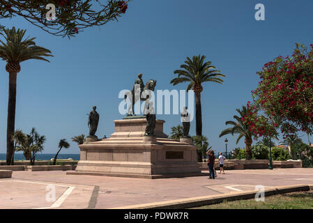 Ein Monument, das von Napoleon Bonaparte gekleidet wie ein römischer Kaiser auf seinem Pferd mit seinen vier Brüdern gekleidet, wie Römische Senatoren in place du General de Gaull Stockfoto