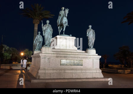 Ein Monument, das von Napoleon Bonaparte gekleidet wie ein römischer Kaiser auf seinem Pferd mit seinen vier Brüdern gekleidet, wie Römische Senatoren in place du General de Gaull Stockfoto