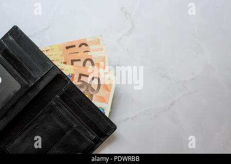 Banknoten 50 Euro in Leder ist ein Mann Geldbeutel auf dem Marmor Hintergrund. Top Männer anzeigen Geldbörse mit Bargeld Euro. Stockfoto