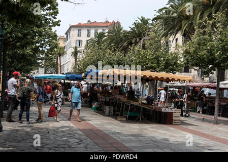 Die open-air-local food Markt in Place de Marechal in der alten Genueser Viertel von Ajaccio, Korsika, Frankreich Stockfoto