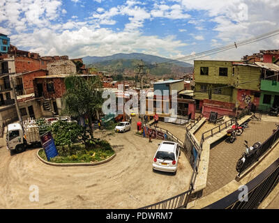 Medellin, Kolumbien - 28. März 2018: Die Landschaft Blick über Comuna 13 die Viertel von Medellin, Kolumbien. Stockfoto